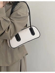 Borsa a spalla minimalista in pelle bianca testurizzata con profili neri da modella