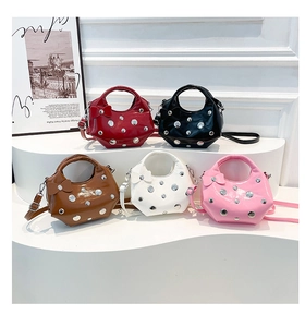 Détails des sacs demi-lune avec rivets métalliques et nœuds décoratifs en cinq couleurs