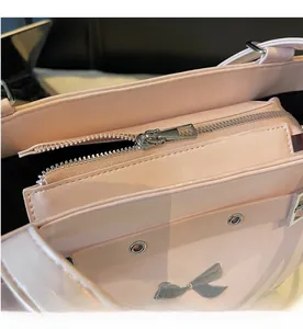 Gros plan détaillé de la fermeture éclair argentée et du cuir rose du grand sac à main