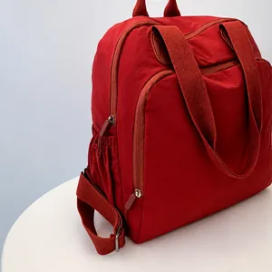 Detalle de la mochila de nailon rojo con cremallera suave y textura de tela de alta calidad