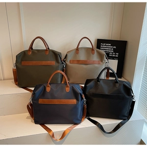 Quatre couleurs de grands sacs cabas en nylon avec anses en cuir et larges bandoulières