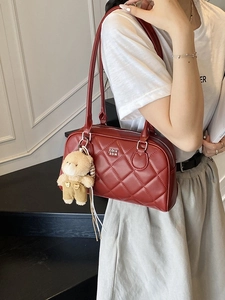 Sac à main matelassé rouge en cuir avec logo métallique et pendentif ours en peluche