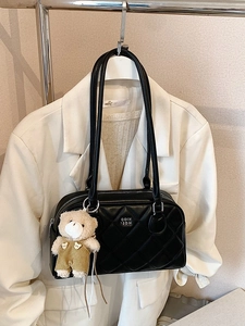 Sac Boston noir matelassé avec logo en métal argenté et breloque ours en peluche