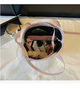 Vue détaillée de l'intérieur d'un grand sac cabas rose montrant un rangement spacieux