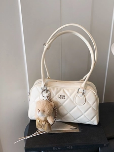 Grand sac cabas matelassé beige avec deux anses et un porte-clé d'ours brun mignon