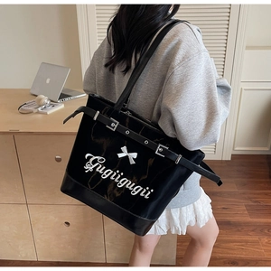 Détail du grand sac cabas en cuir verni noir avec broderie nœud blanc et boucle en métal