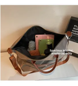 Vue détaillée de l'intérieur d'un grand sac fourre-tout kaki avec tablettes et parapluie