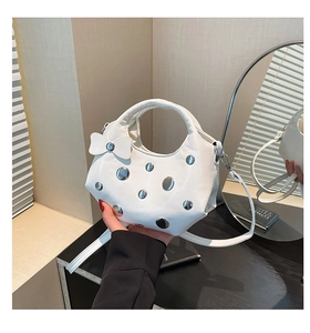 Détail du sac hobo en cuir PU blanc avec rivets argentés et bandoulière amovible