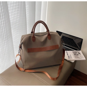 Détail d'un grand sac fourre-tout en nylon avec anses en cuir et bandoulière réglable