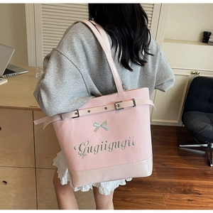 Gros plan du sac cabas rose montrant le nœud décoratif et la broderie Gugiigugii