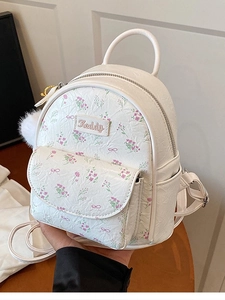 Mini zaino chic bianco crema con motivi floreali e trame morbide da donna elegante