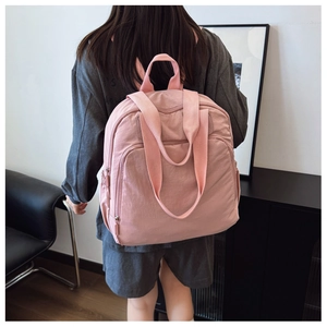 Mochila de nailon rosa con correas multifuncionales y bolsillo frontal con cremallera