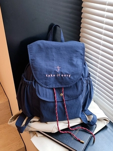 Sac à dos en nylon bleu marine avec broderie rose et fermeture à cordon pour femme