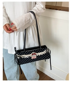 Détails du sac à main noir à pois avec dentelle blanche et petits nœuds rouges