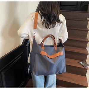 Sac fourre-tout en toile bleu marine avec poignées en cuir marron et poches