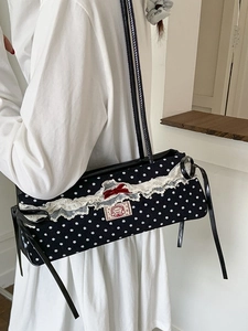 Sac bandoulière noir à pois avec bordure en dentelle et nœud en velours rouge