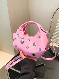 Sac Seau en Similicuir PU Brillant pour Femmes Avec Rivets et Nœud Sac à Main Design de Niche Sac Bandoulière Polyvalent Quotidien