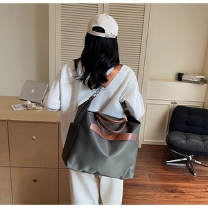 Grand sac fourre-tout en nylon vert olive avec anses en cuir brun et bandoulière