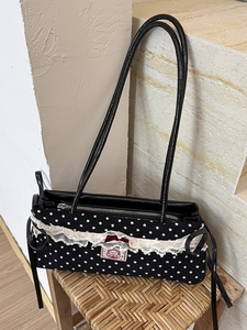 Sac à bandoulière vintage à pois noirs avec bordure en dentelle et nœud rouge