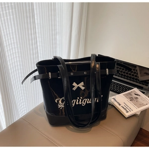 Détail du grand sac cabas noir brillant avec nœud blanc et broderie Gigiiguni
