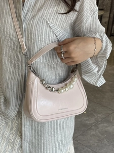 Sac demi-lune rose avec perles et chaîne de cœur argentée pour femmes chic