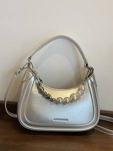 Sac à main argenté mat avec chaîne de perles et de cœurs et bandoulière amovible