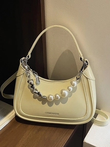 Sac à main demi-lune crème minimaliste avec chaîne en perles et breloque en cœur
