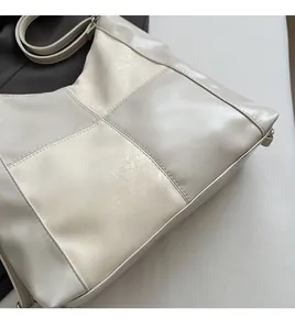 Détail du grand sac cabas crème avec motif de patchwork à grands carreaux cousus