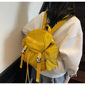 Zaino in nylon giallo con chiusura a patta e fibbie in metallo sulla schiena