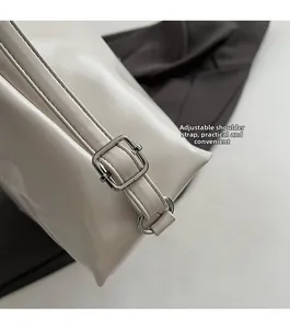 Détail de la bandoulière réglable et de l'anneau en métal sur le grand cabas blanc