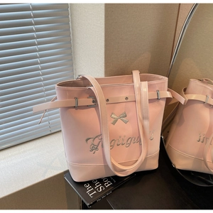 Détail du sac cabas rose avec nœud métallique argenté et broderie élégante