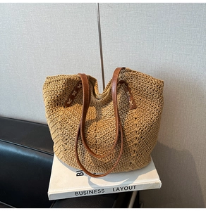 Détail du tissage en paille en V et de la poignée en cuir marron avec couture en croix