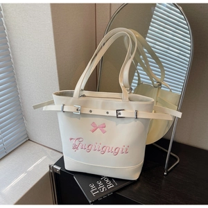 Détail du grand sac cabas crème avec broderie nœud rose et lettrage Gugiigugii