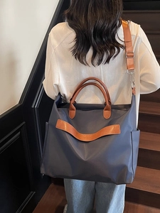 Grand sac fourre-tout en nylon bleu-gris avec poignées en cuir et bandoulière