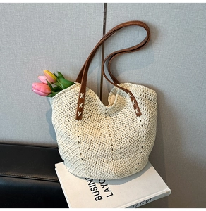 Détail du sac cabas tissé main avec lanières en cuir marron et tulipes fraîches