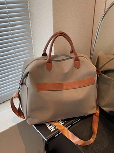 Sac fourre-tout en nylon kaki imperméable avec poignées en cuir marron et sangle