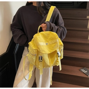 Zaino da viaggio in nylon giallo con fibbie metalliche argentate e spallacci regolabili