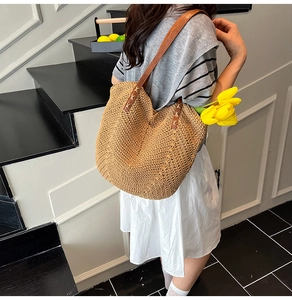 Sac fourre-tout de plage tissé en paille avec anses en cuir marron et décor de tulipe