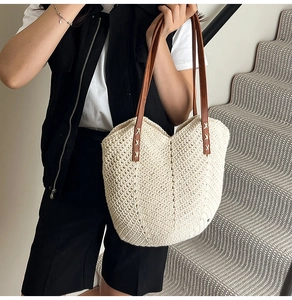 Détail du grand sac cabas tressé crème avec anses en similicuir marron pour la plage