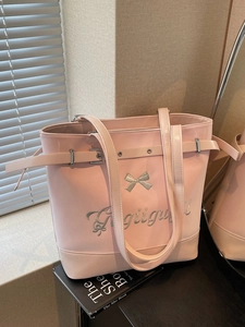 Sac fourre-tout rose en similicuir avec broderie nœud argenté et boucle métallique