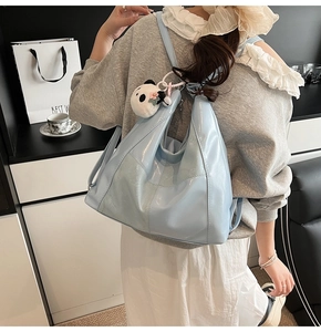 Détail du sac à bandoulière bleu clair brillant avec un pendentif panda mignon