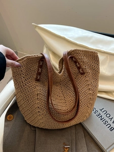 Sac fourre-tout de plage en paille avec anses en cuir marron et texture crochet