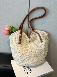 Sac cabas chic en paille tissée crème avec lanières en cuir marron et tulipes roses