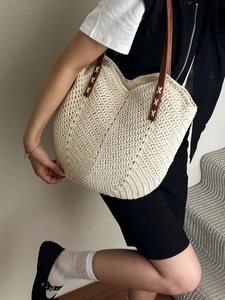 Sac fourre-tout tissé minimaliste crème avec poignées en cuir marron pour plage d'été