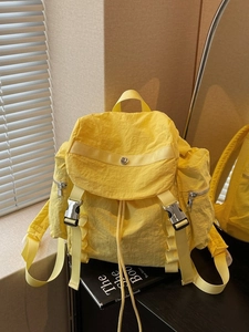 Zaino casual in nylon giallo brillante con fibbie in metallo e tasche multiple
