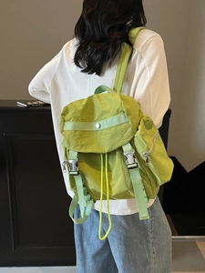Zaino in nylon verde erba per scuola o viaggio con chiusura a patta e fibbie in metallo