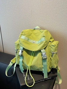 Zaino casual in nylon verde brillante con chiusura a fibbia e coulisse gialla