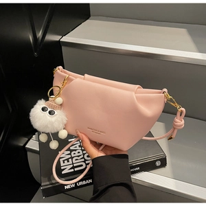 Détail du sac à main plissé rose en cuir PU avec garnitures dorées et charme peluche