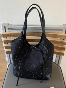 Floral jacquard tote bag with white micro-dots and a slender bow knot for daily use