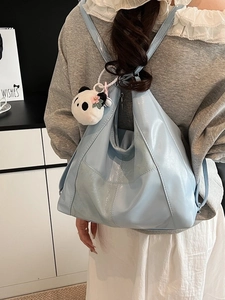 Sac à dos bleu clair brillant à plis triangulaires avec un porte-clés panda mignon